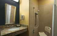 Toilet Kamar 4 Microtel Inn & Suites by Wyndham Washington / Meadow Lands