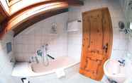 Toilet Kamar 6 Hotel Blaue Gams