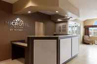 Lobby Microtel Inn & Suites by Wyndham Pleasanton