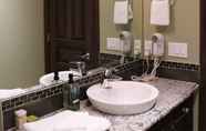 In-room Bathroom 4 Westmount River Inn