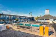 Swimming Pool Rodeway Inn Phoenix North I-17