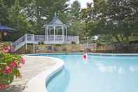 Swimming Pool Airlie Hotel