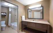 In-room Bathroom 7 La Quinta Inn & Suites by Wyndham Bellingham