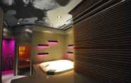 Phòng tắm bên trong 4 Ibis Styles Hyères Rooftop & Spa