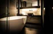 In-room Bathroom 2 SR Hotel Sadang