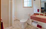 In-room Bathroom 3 Alexis Motor Lodge