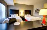 Bedroom 2 Hampton Inn & Suites Roanoke Airport