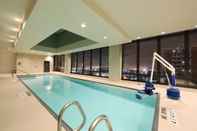 Swimming Pool Hyatt Place Flushing/LaGuardia Airport