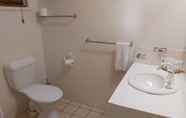 Toilet Kamar 3 The Cosmopolitan Motel and Serviced Apartments