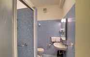 In-room Bathroom 6 Hotel Guardacosta