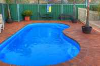 Swimming Pool Endeavour Court Motor Inn