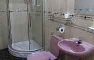 Phòng tắm bên trong 4 Makara Bungalows