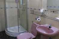 Phòng tắm bên trong Makara Bungalows