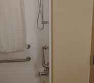 Toilet Kamar 5 Cobblestone Hotel & Suites – Broken Bow