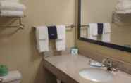 Toilet Kamar 4 Cobblestone Hotel & Suites – Broken Bow