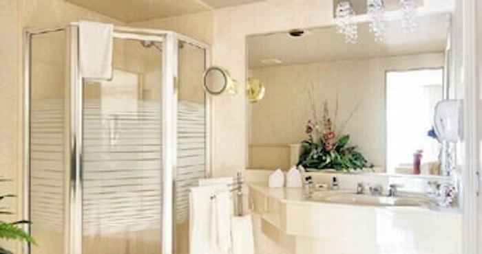 In-room Bathroom Les Suites de Laviolette Ascend Hotel Collection