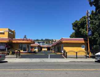 Exterior 2 Harris Motel