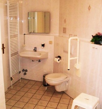 Toilet Kamar 3 Landhotel Peters