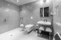 In-room Bathroom TITANIC Comfort Kurfürstendamm