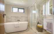 Toilet Kamar 6 Dewin Bach - Luxury Lodge Hot Tub Close to Beach