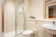 In-room Bathroom Old Prestwick View - Donnini Apartments