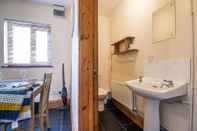 In-room Bathroom Primrose - 1 Bedroom Cottage - Llanteg