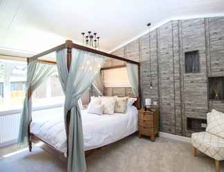 Bedroom 2 Hollicarrs - Kingfisher Lodge