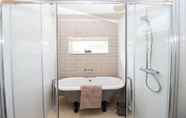 In-room Bathroom 3 Hollicarrs - Kingfisher Lodge