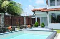 Kolam Renang Villa Prambanan Jogja with Private Swimming Pool by Simply Homy