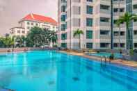 Kolam Renang Spacious and Strategic 3BR Kondominium Juanda Apartment