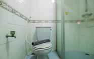 Toilet Kamar 4 Spacious and Strategic 3BR Kondominium Juanda Apartment