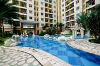 Kolam Renang Comfy 2BR Apartment at City Home MOI Kelapa Gading