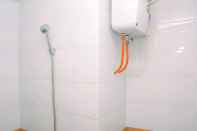 Toilet Kamar Cozy and Relax @ 2BR Green Pramuka City Apartment