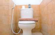 Toilet Kamar 6 Cozy and Relax @ 2BR Green Pramuka City Apartment