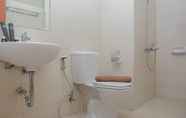 Toilet Kamar 6 Warm and Cozy 2BR Apartment Woodland Park Residence