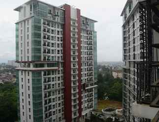 Bangunan 2 Warm and Cozy 2BR Apartment Woodland Park Residence