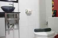 Toilet Kamar Trendy Studio Room at Galeri Ciumbuleuit 1 Apartment near UNPAR