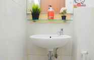 Toilet Kamar 5 Cozy Stay 1BR at Grand Kamala Lagoon Apartment