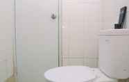 Toilet Kamar 7 Comfortable 2BR Bassura City Apartment near Bassura Mall