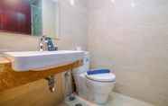 Toilet Kamar 7 Warm and Cozy Studio Room at Menteng Park Apartment