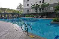 Kolam Renang Comfort Green Pramuka 2BR Apartment