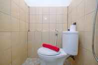 Toilet Kamar Comfort Green Pramuka 2BR Apartment