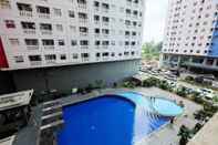 Kolam Renang Relaxing 2BR at Green Pramuka Apartment