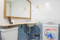 In-room Bathroom Spacious Classic 1BR Apartment at Taman Beverly