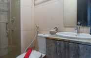 Toilet Kamar 4 Best View & Strategic 2BR Apartment at Tamansari Papilio