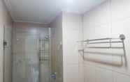 Toilet Kamar 5 Best View & Strategic 2BR Apartment at Tamansari Papilio