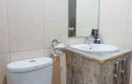 Toilet Kamar 6 Best View & Strategic 2BR Apartment at Tamansari Papilio