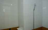 Toilet Kamar 2 Comfort Studio at Green Pramuka Apartment near Shopping Center