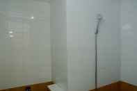 Toilet Kamar Comfort Studio at Green Pramuka Apartment near Shopping Center