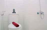 Toilet Kamar 4 Simply and Homey Studio at Green Pramuka Apartment